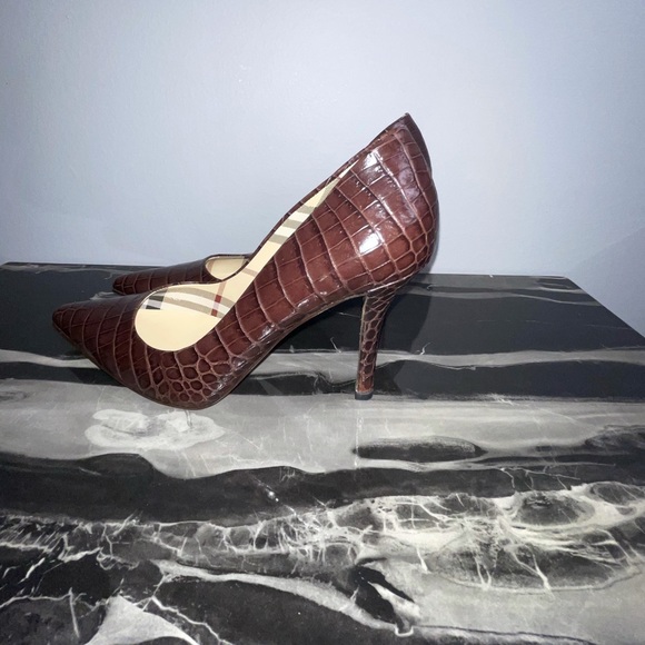 BURBERRY NWT Brown Croc Leather Pumps - Picture 4 of 12